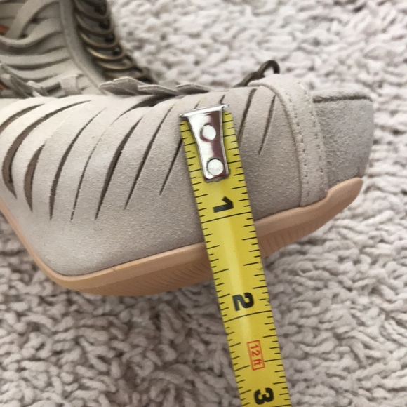 Lights taupe leather fringe booties with peep toe - Picture 4 of 9